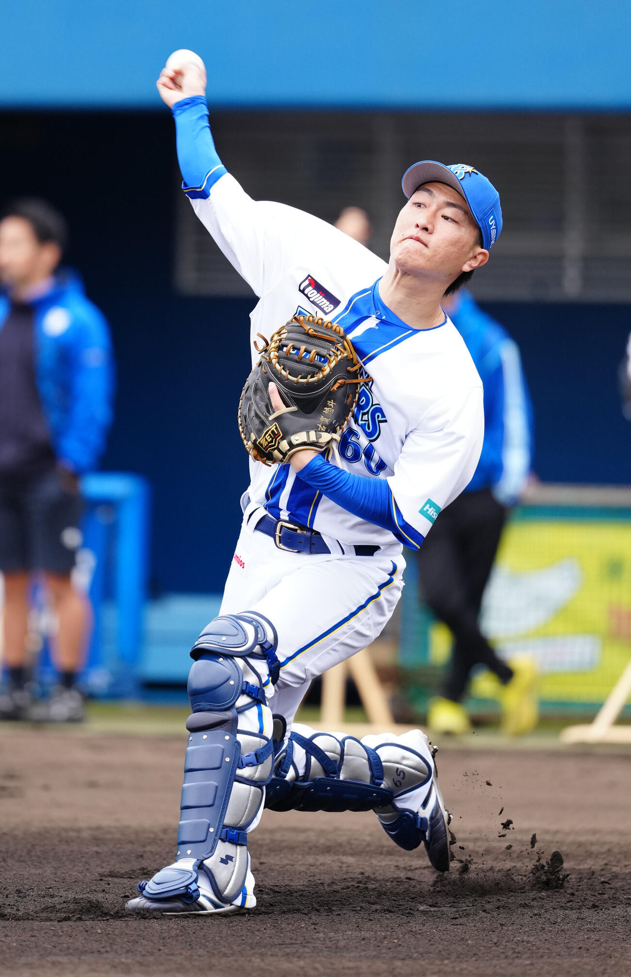 キャッチボールするDeNA古市（撮影・鈴木みどり）