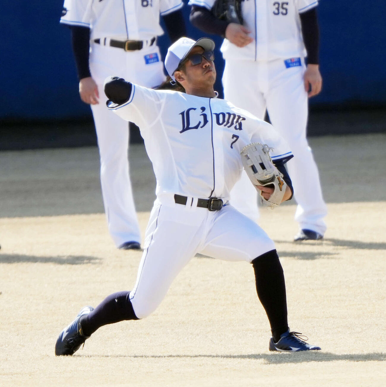 外野守備練習を行う西武桑原（撮影・小島史椰）