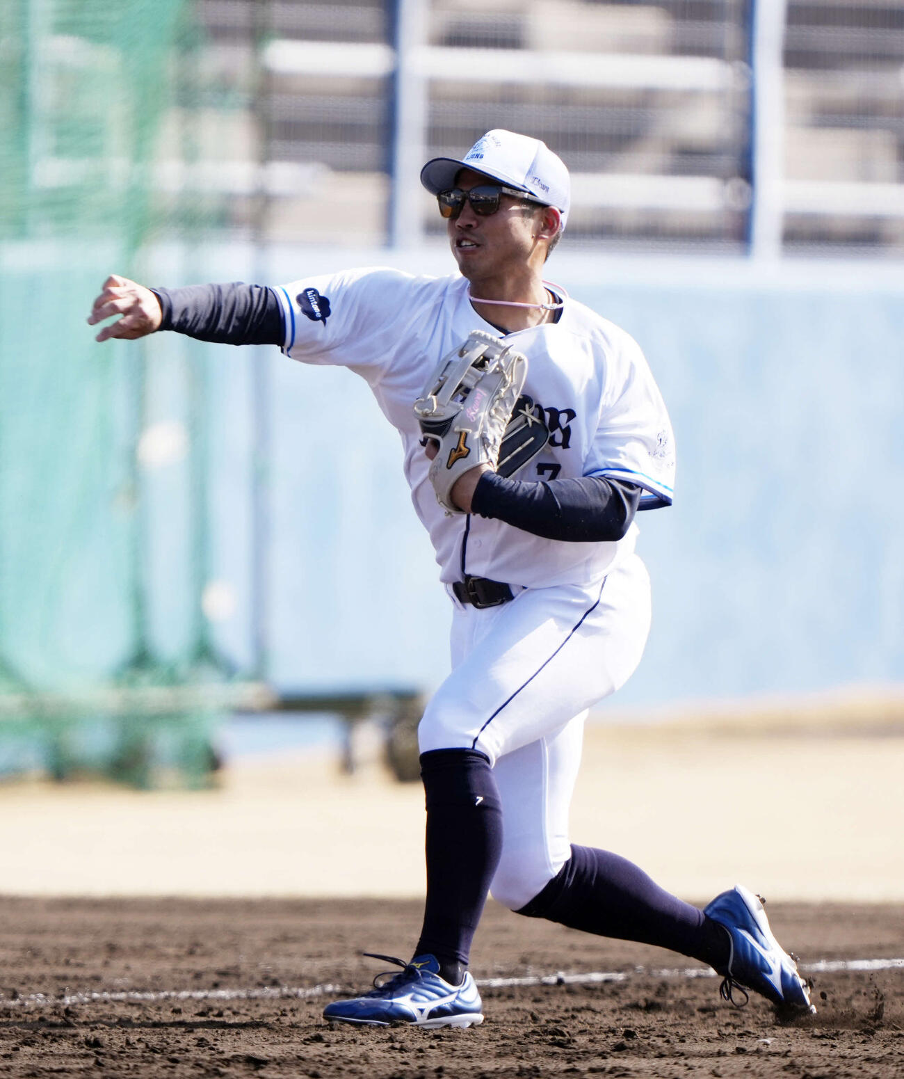 内野守備練習を行う西武桑原（撮影・小島史椰）