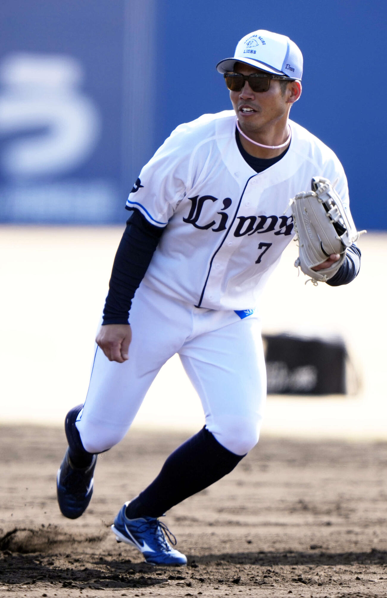 内野守備練習を行う西武桑原（撮影・小島史椰）