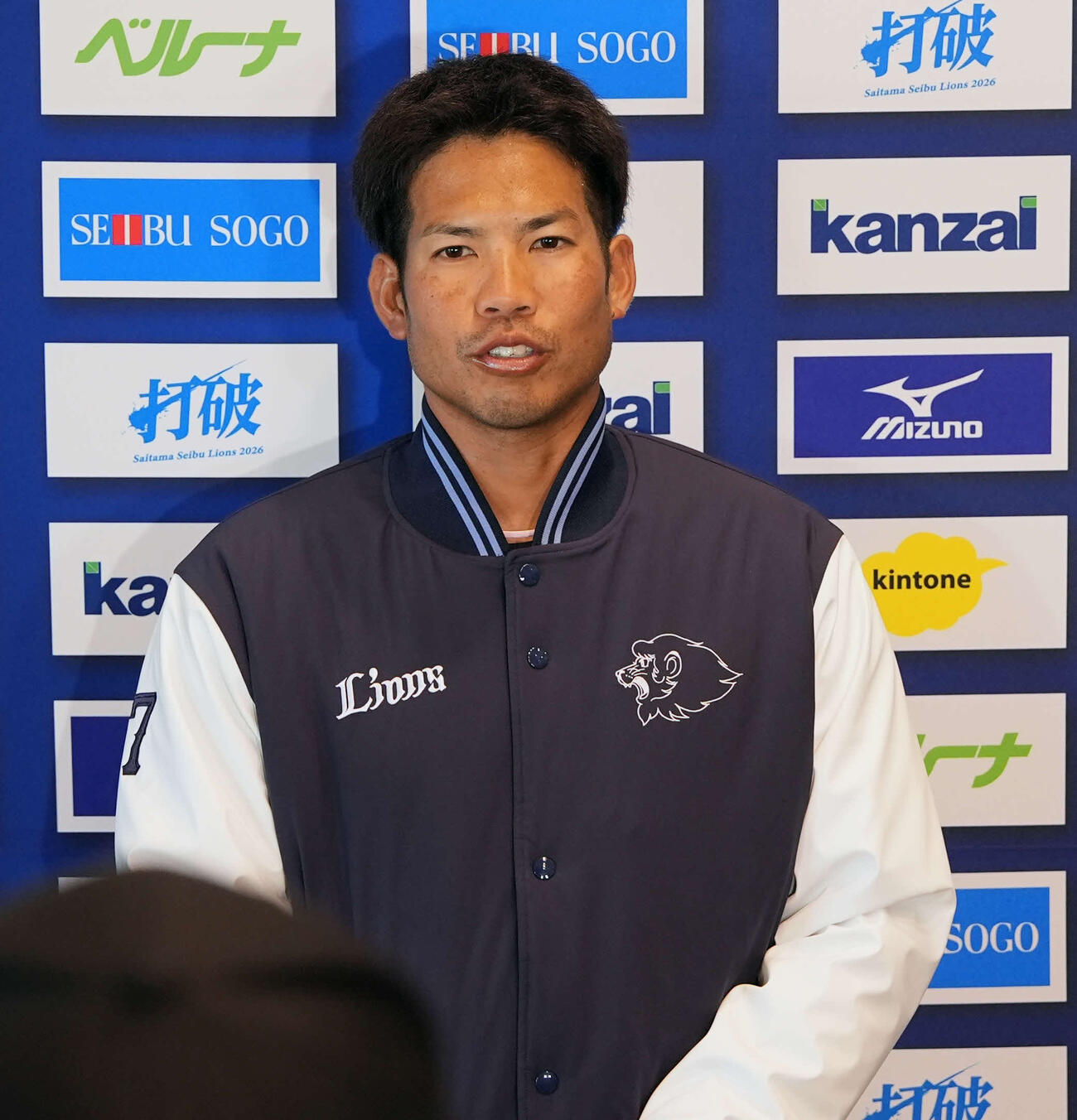練習後囲み取材に応じる西武桑原（撮影・小島史椰）