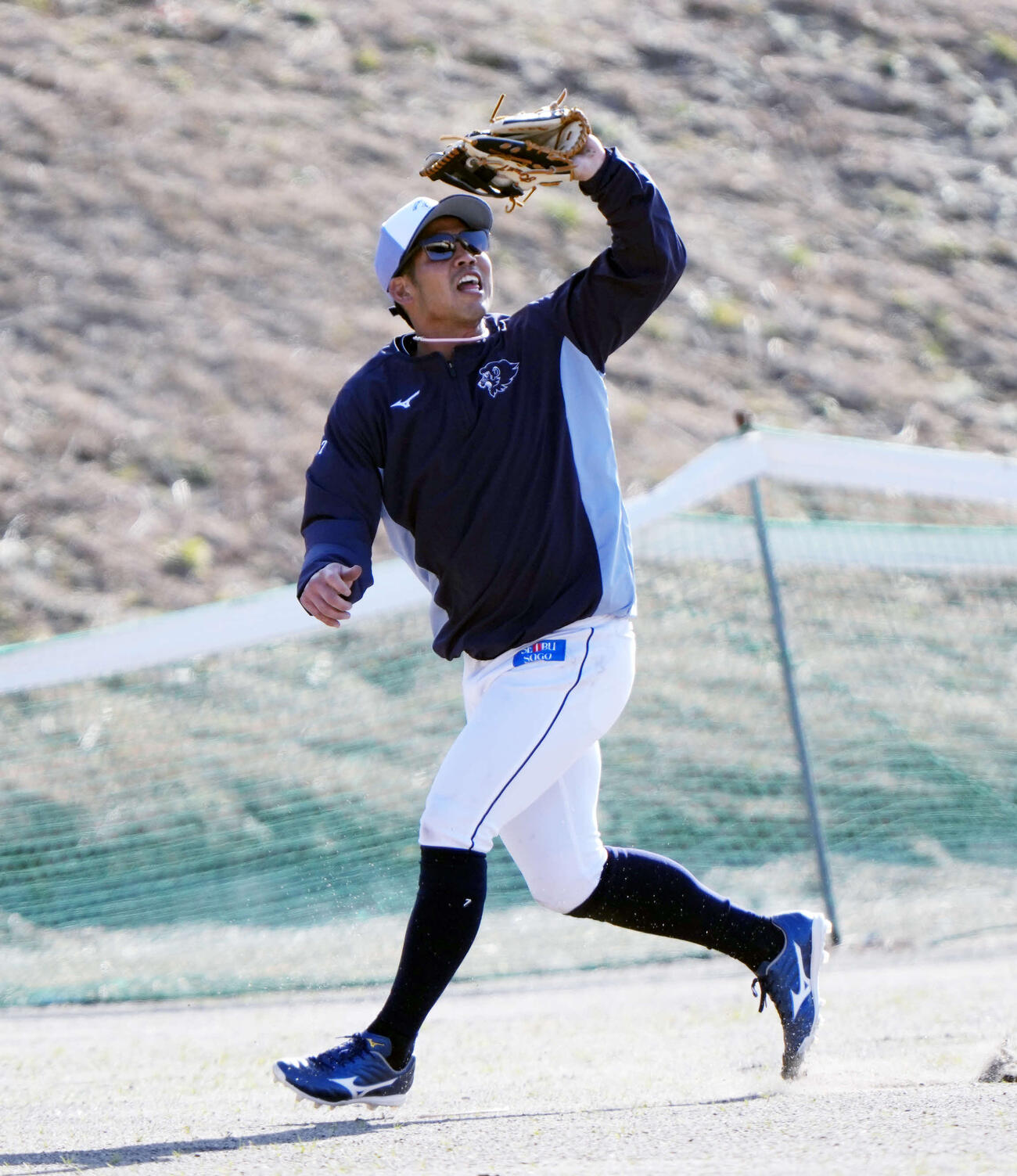 個別練習で外野ノックを受ける西武桑原（撮影・小島史椰）