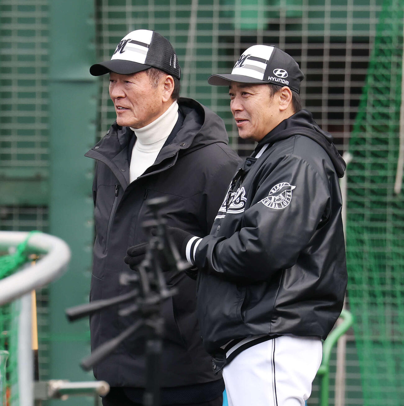 言葉を交わす中畑氏（左）とロッテのサブロー監督（撮影・宮地輝）