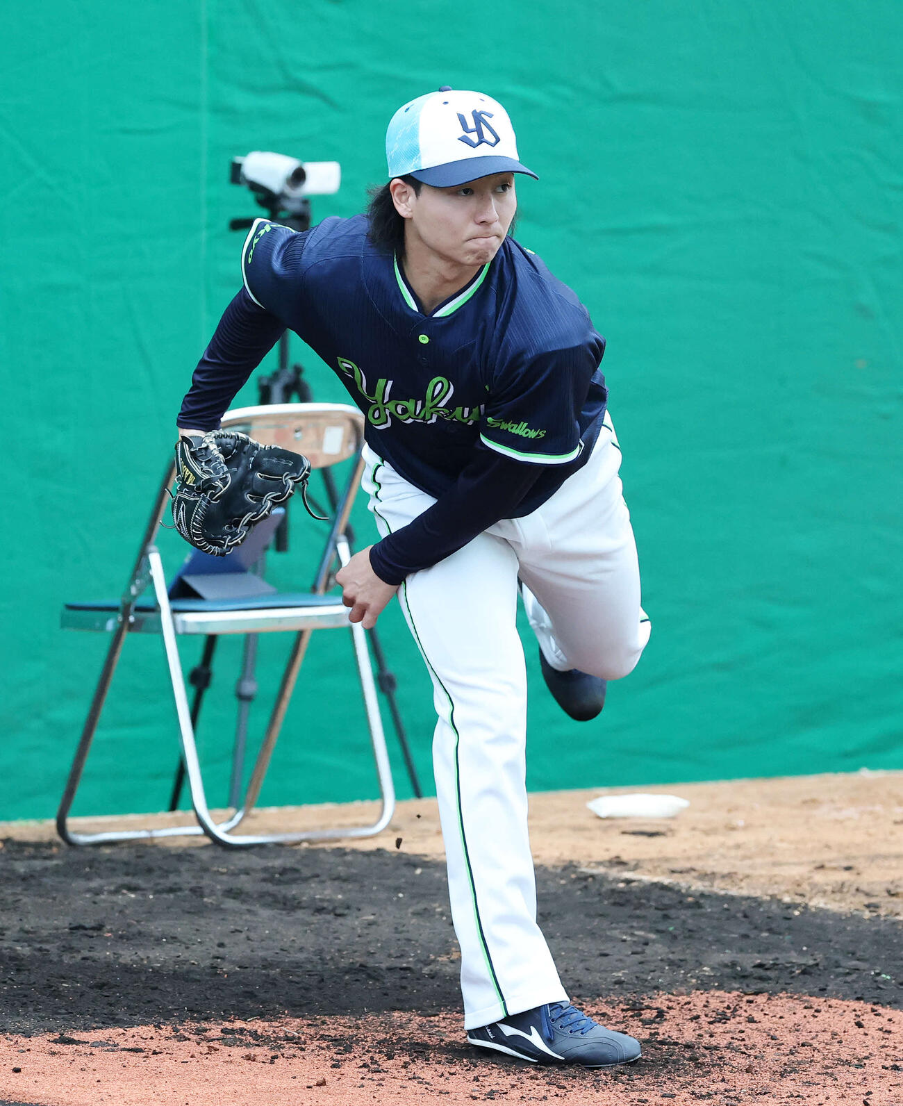 ブルペンで投球練習するヤクルト増居（撮影・鈴木正人）　