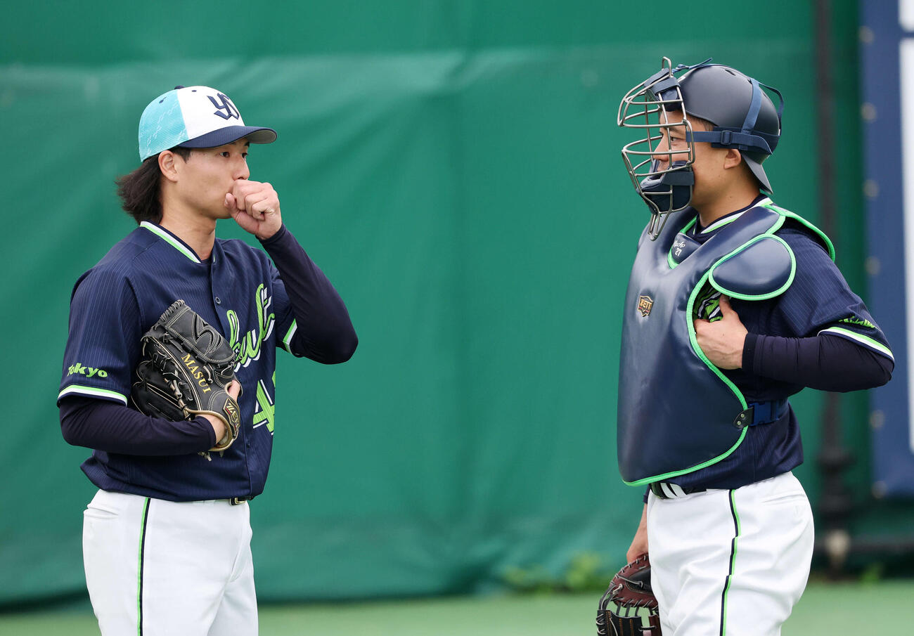 ブルペンで投球練習を終えたヤクルト増居（左）と話す中村悠（撮影・鈴木正人）　