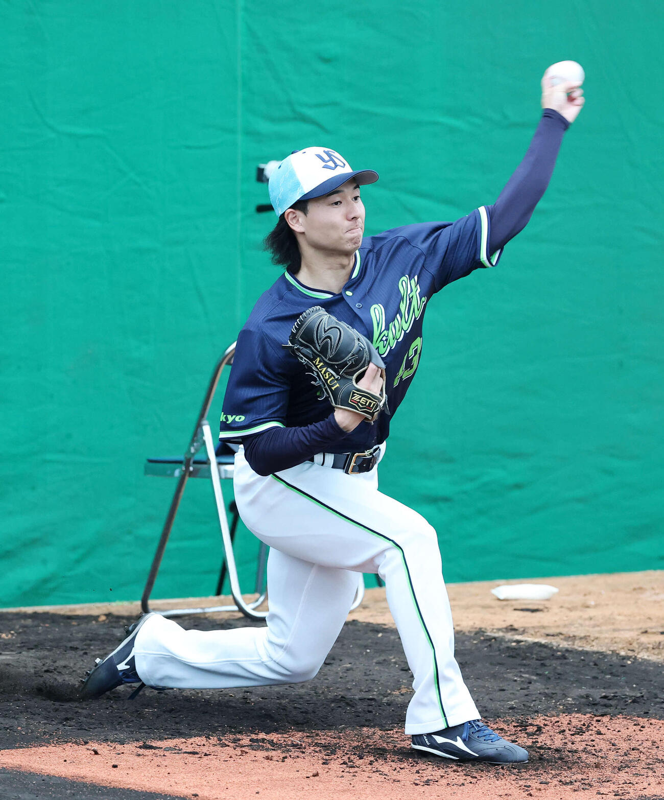 ブルペンで投球練習するヤクルト増居（撮影・鈴木正人）　