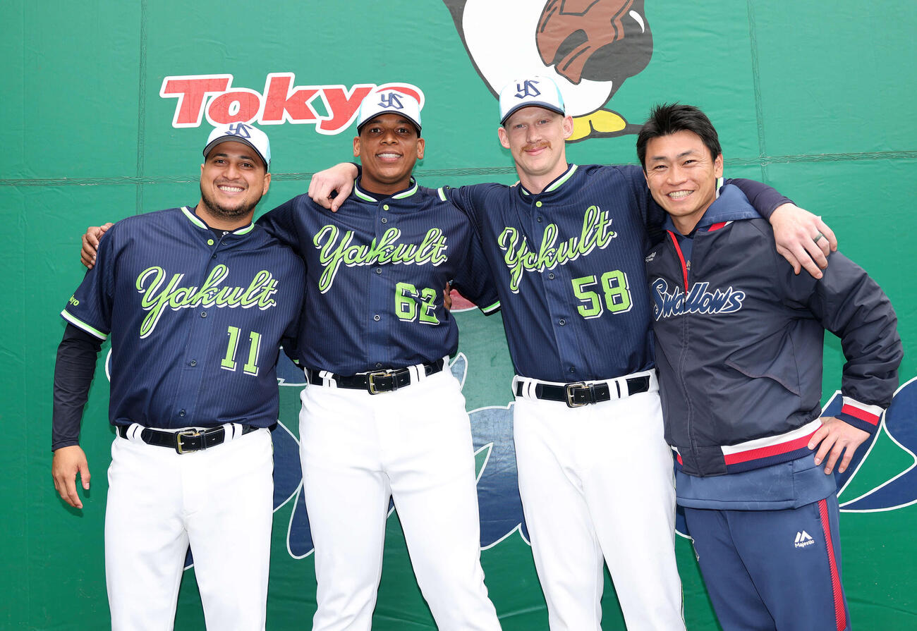 笑顔で写真に納まるヤクルト新入団選手、左からキハダ、リランソ、ウォルターズ、青木GM（撮影・鈴木正人）　