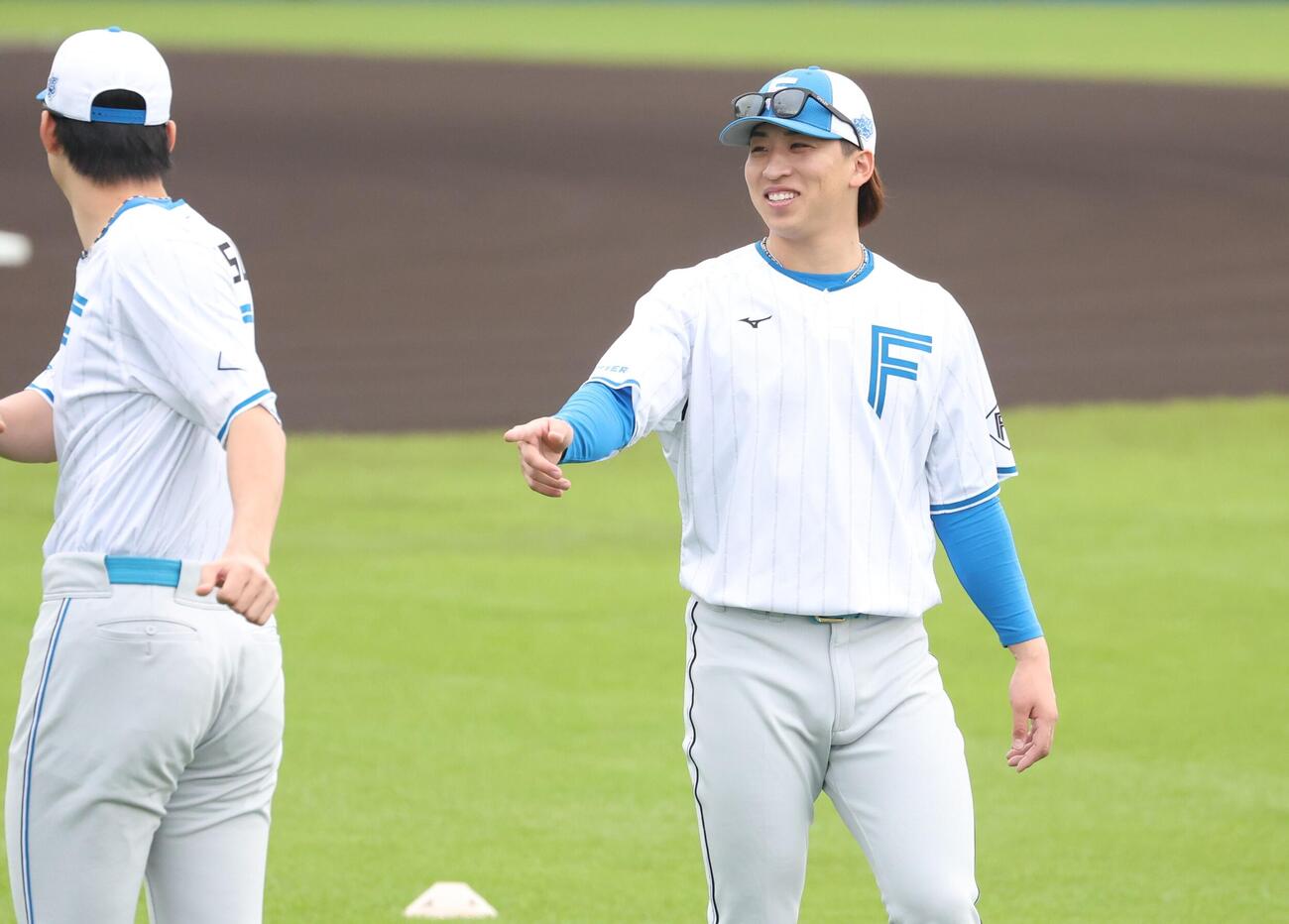 練習前、笑顔の日本ハム細野（撮影・黒川智章）