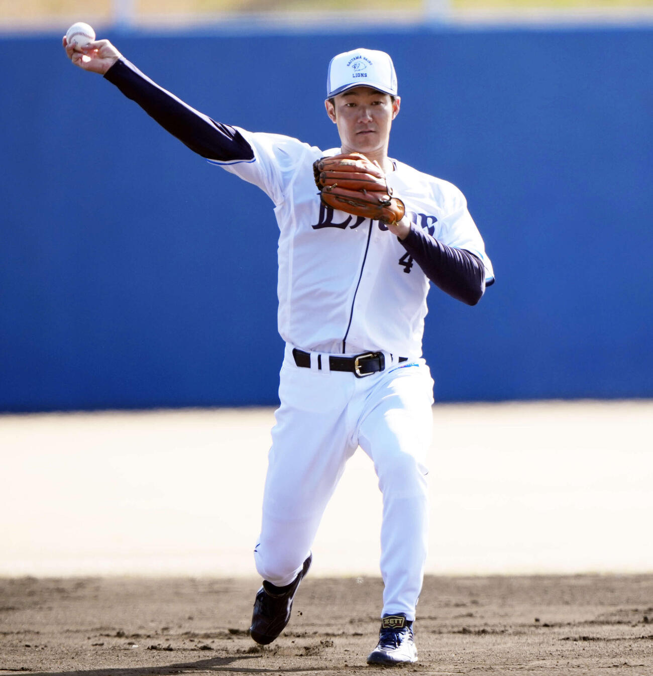 内野守備練習を行う西武石井（撮影・小島史椰）
