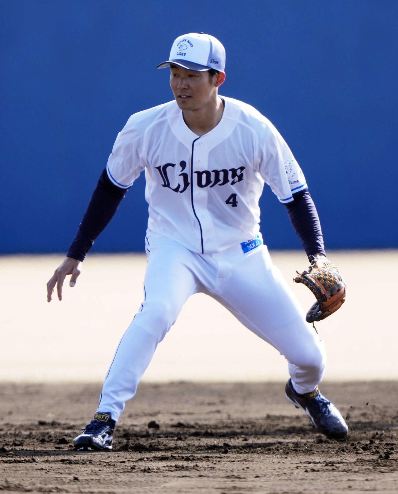 内野守備練習を行う西武石井（撮影・小島史椰）