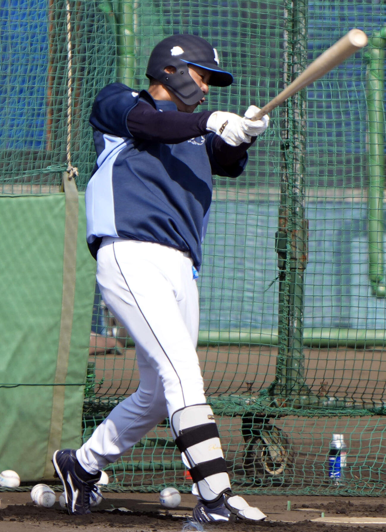 打撃練習を行う西武石井（撮影・小島史椰）