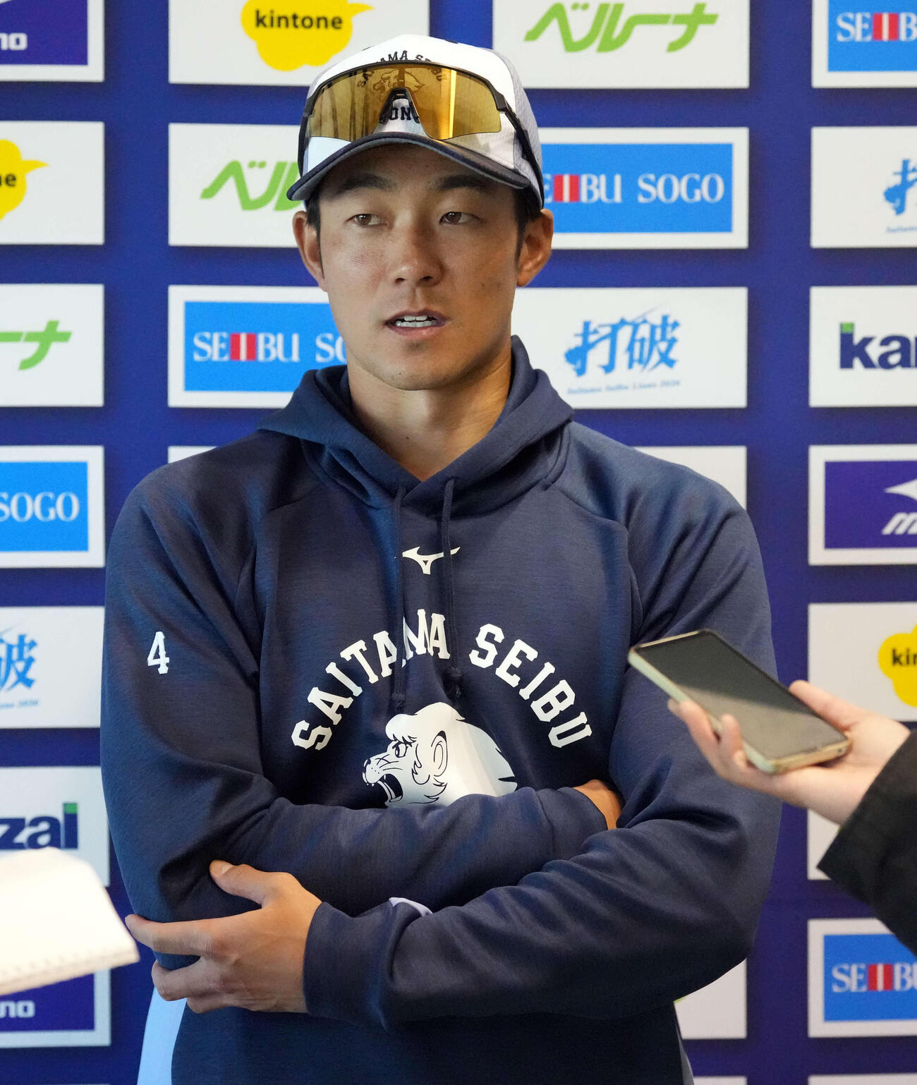 練習後囲み取材に応じる西武石井（撮影・小島史椰）