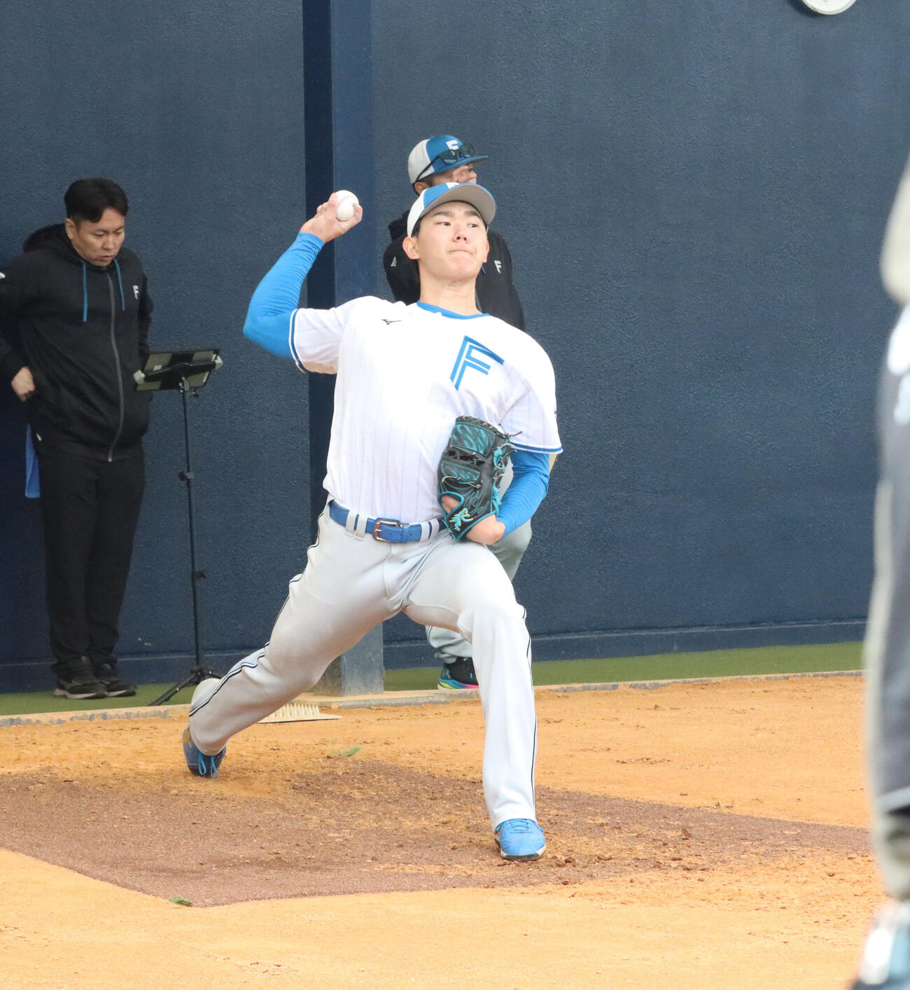 ブルペンで投球練習をする日本ハム浅利（撮影・永野高輔）