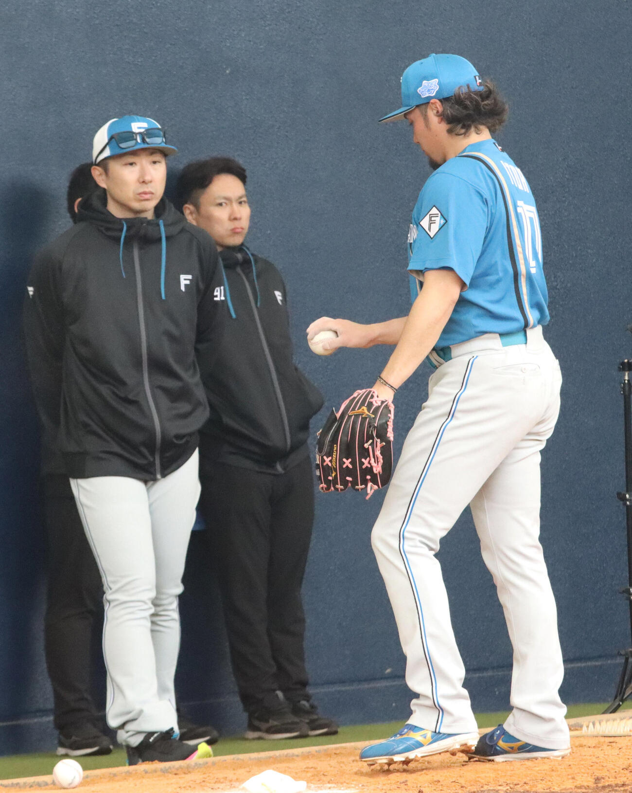 金子投手コーディネーター（左）と話す日本ハム伊藤（撮影・永野高輔）
