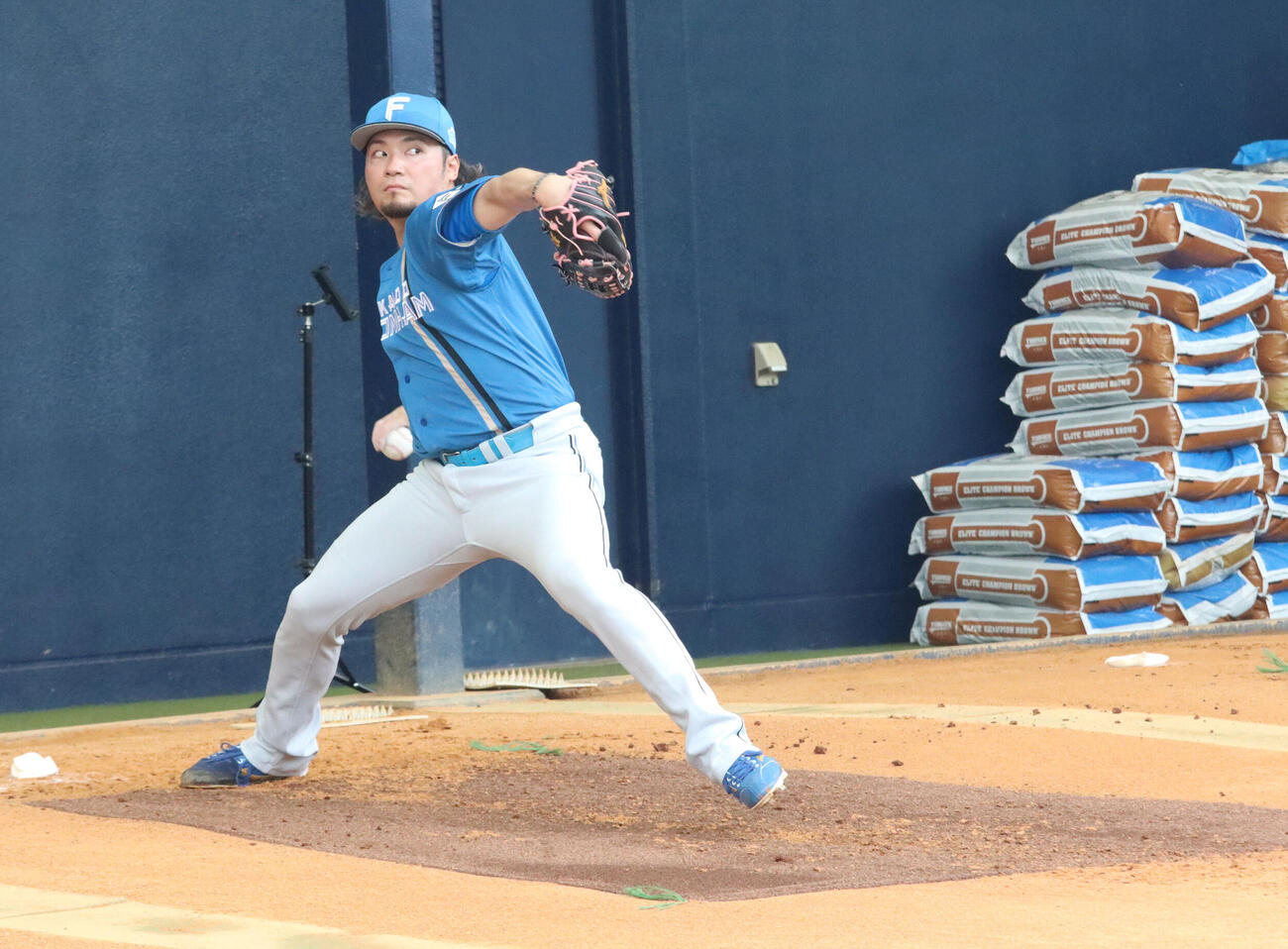 ブルペンで投球練習をする日本ハム伊藤（撮影・永野高輔）