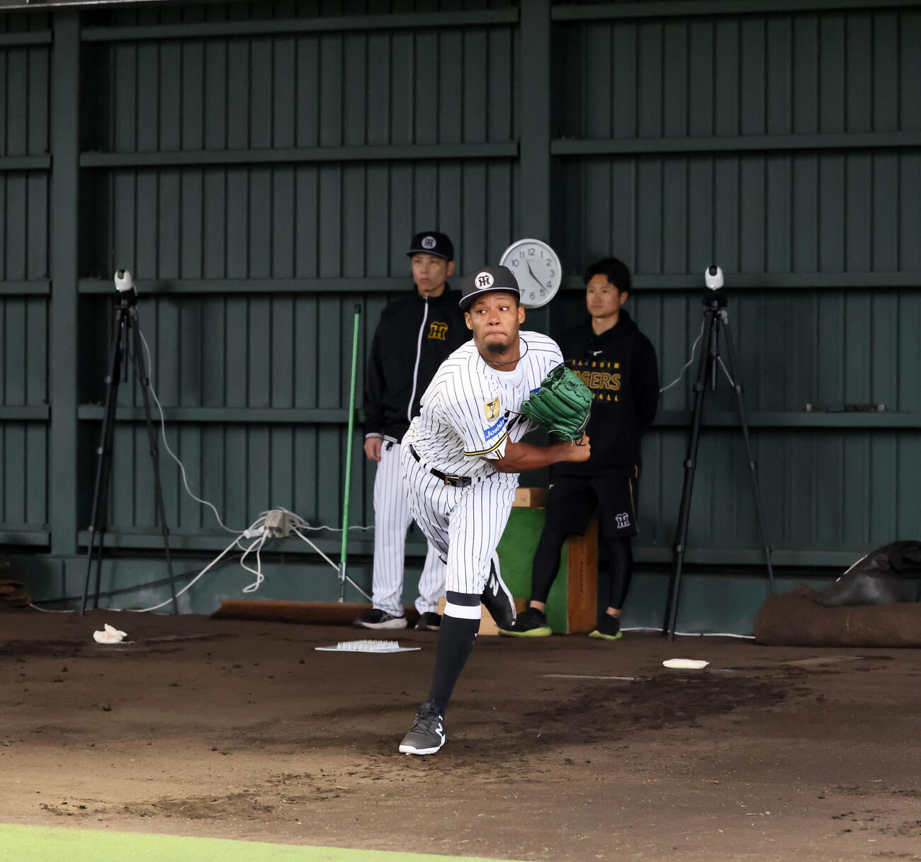 初めてブルペンで投球練習する阪神モレッタ（写真は連続）（撮影・加藤哉）