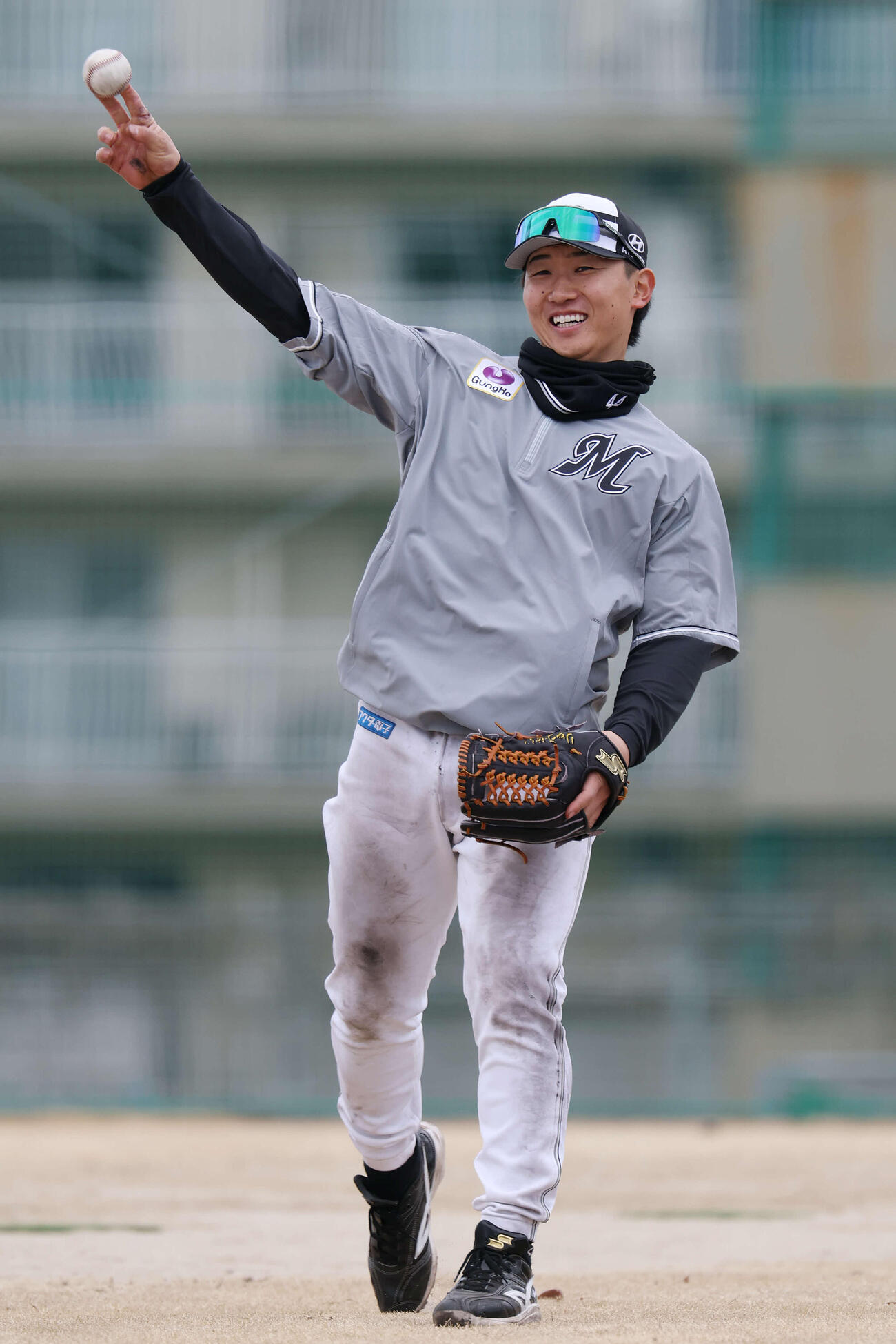 笑顔でキャッチボールするロッテ宮崎竜（撮影・宮地輝）