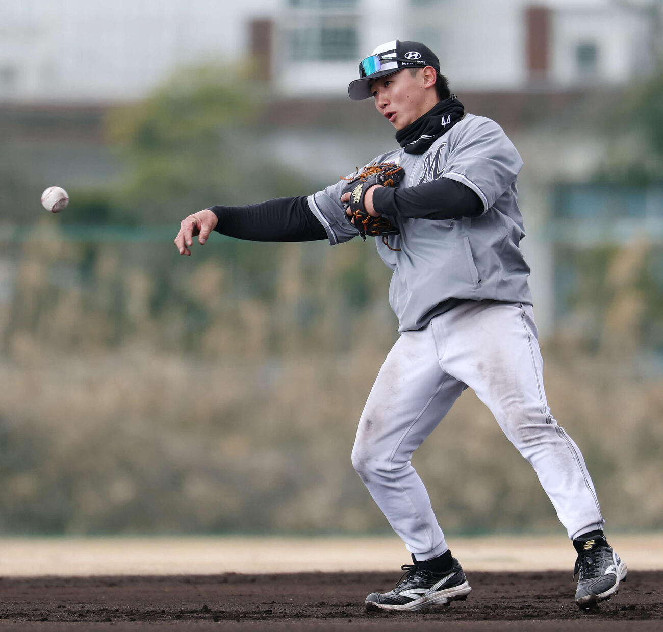 特守を受けるロッテ宮崎竜（撮影・宮地輝）