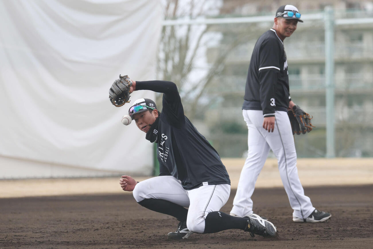 特守を受けるロッテ上田。右は井上（撮影・宮地輝）