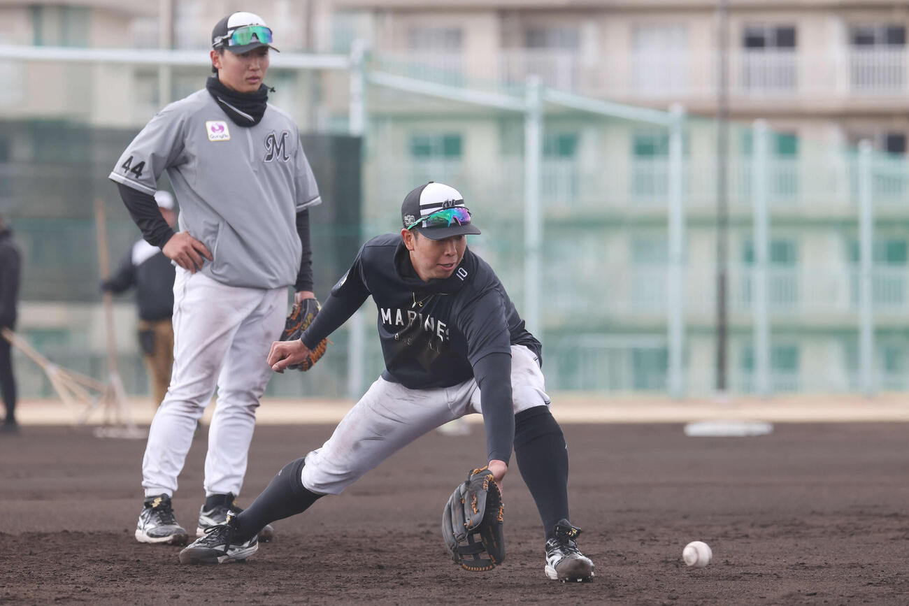 特守を受けるロッテ上田。左は宮崎竜（撮影・宮地輝）