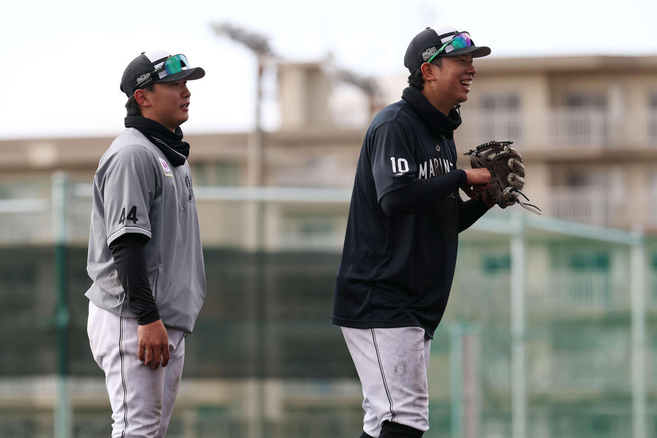 特守を受けるロッテ宮崎竜（左）と上田（撮影・宮地輝）