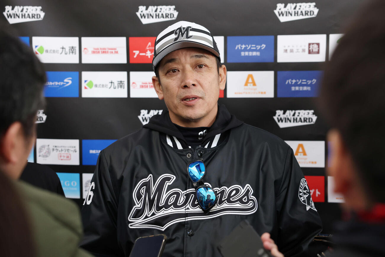 囲み取材に答えるロッテのサブロー監督（撮影・宮地輝）