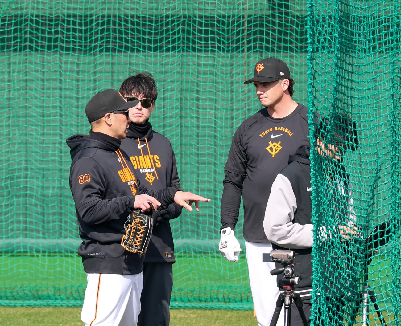 フリー打撃後、話をする巨人阿部監督（左手前）とダルベック（撮影・増田悦実）