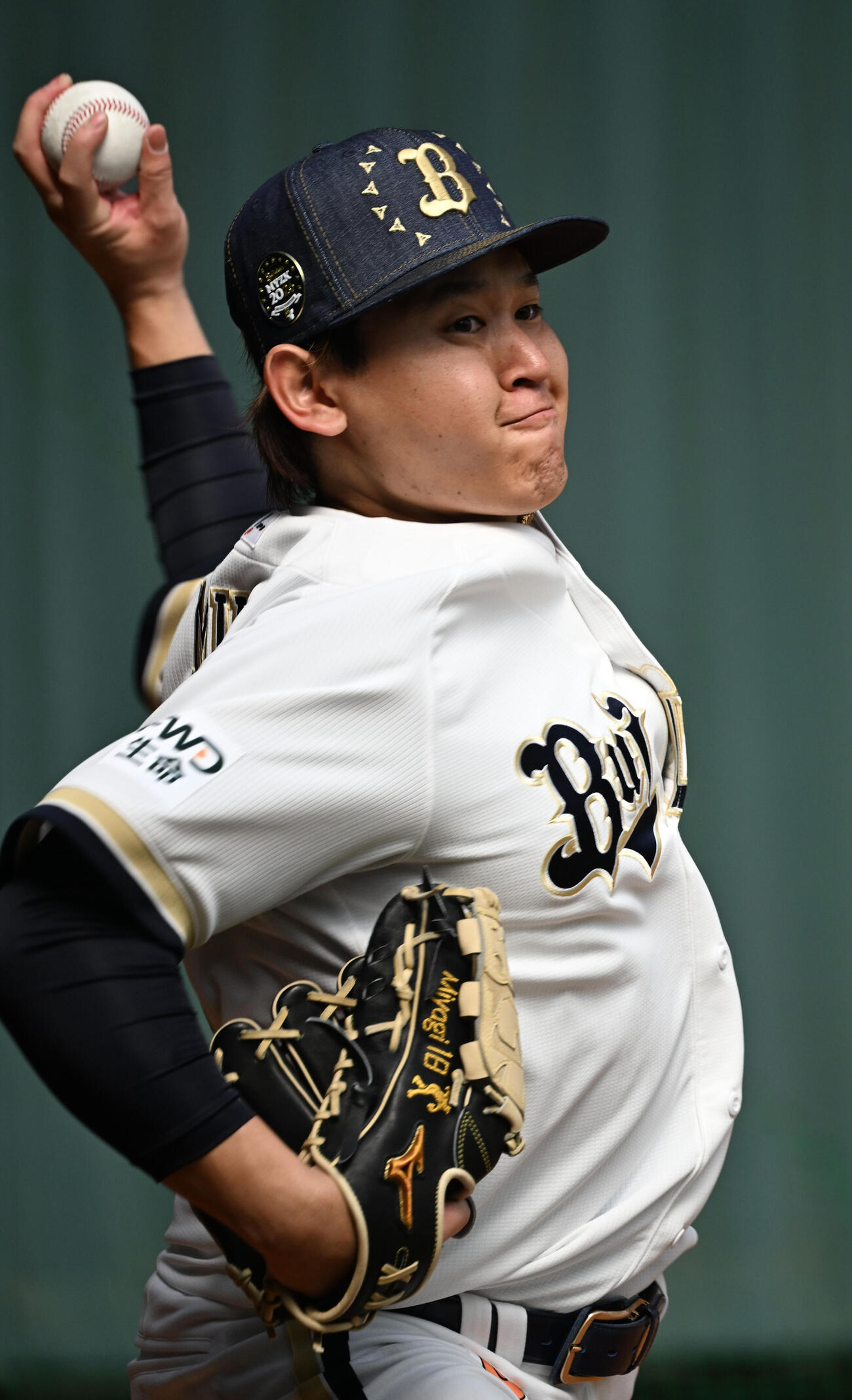 ブルペンに入り投球するオリックス宮城（撮影・和賀正仁）