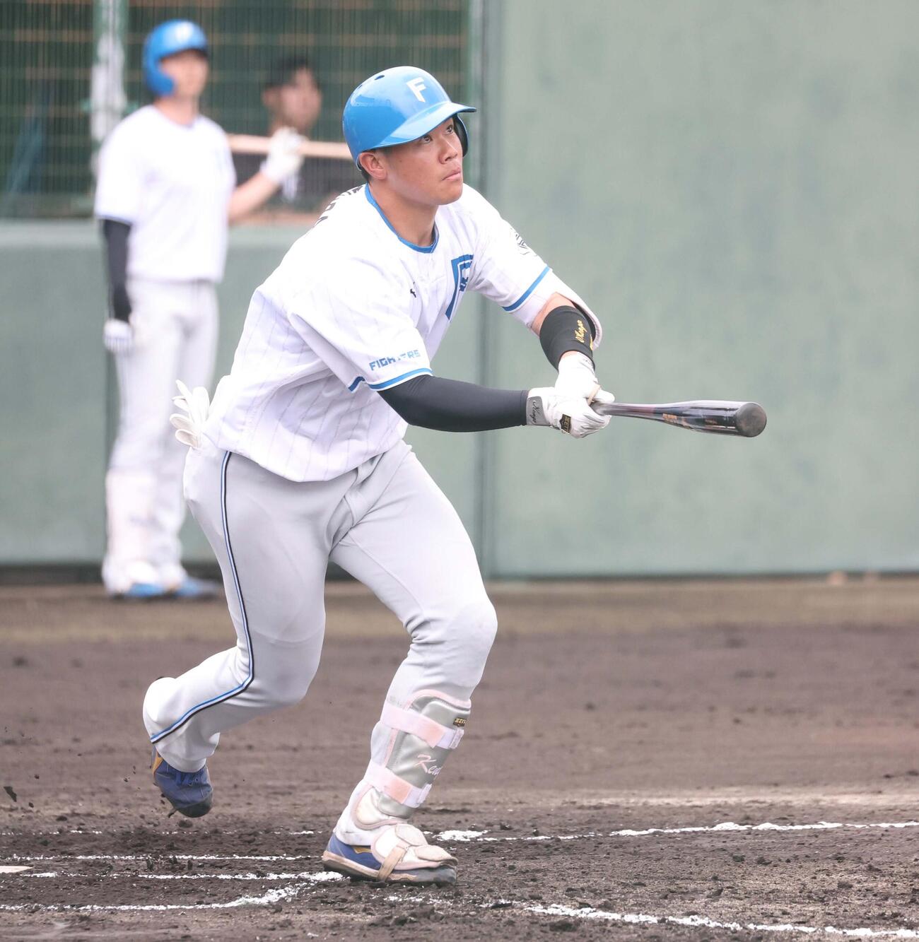 日本ハム紅白戦　2回裏白組無死、右翼線に二塁打を放つ吉田（撮影・黒川智章）