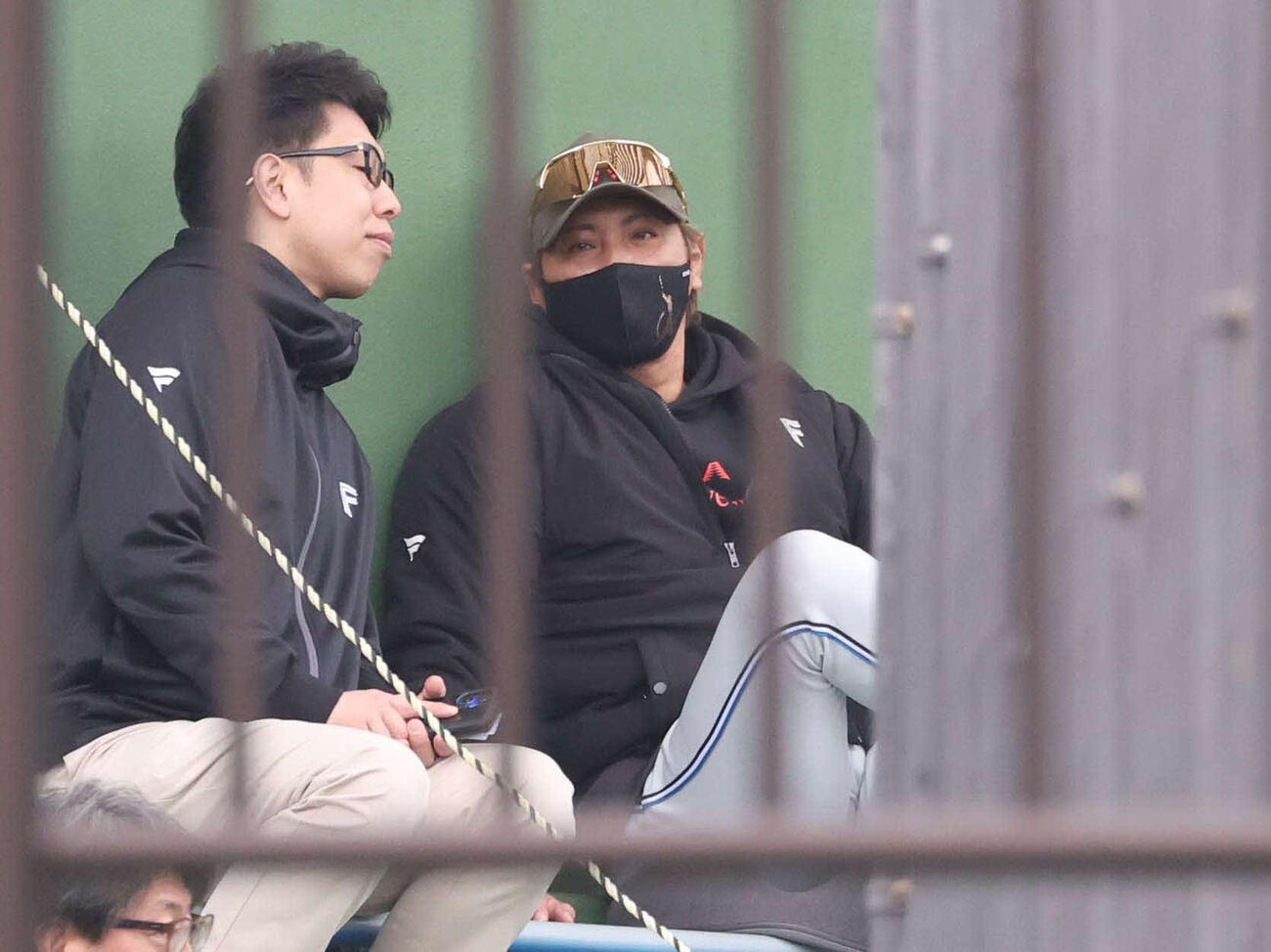 紅白戦をスタンドで見る新庄監督（撮影・黒川智章）