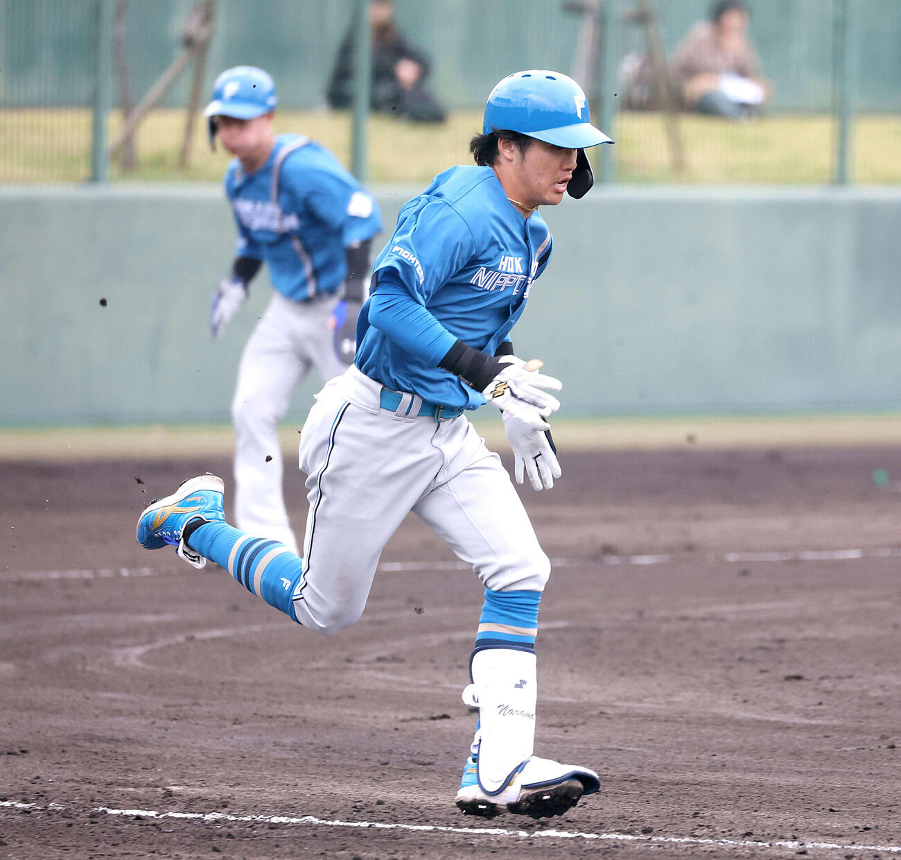 日本ハム紅白戦　3回表紅組1死三塁、奈良間の二ゴロの間に三塁走者矢沢（後方）が生還（撮影・黒川智章）
