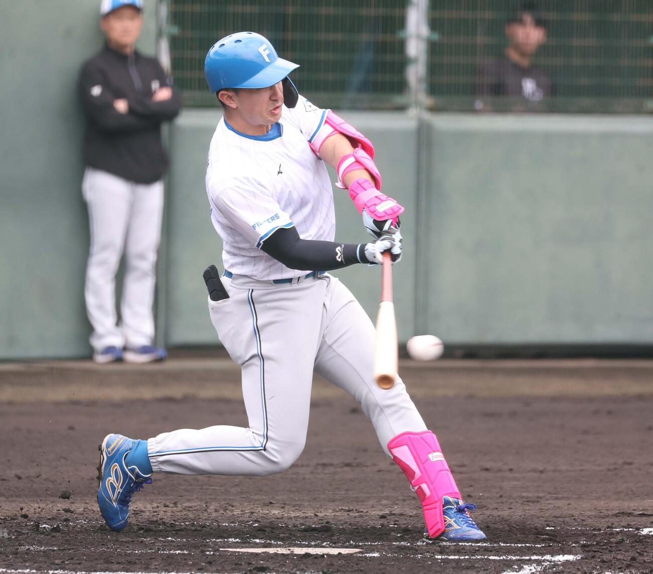 日本ハム紅白戦　2回裏白組無死一、三塁、中前適時打を放つ山口（撮影・黒川智章）