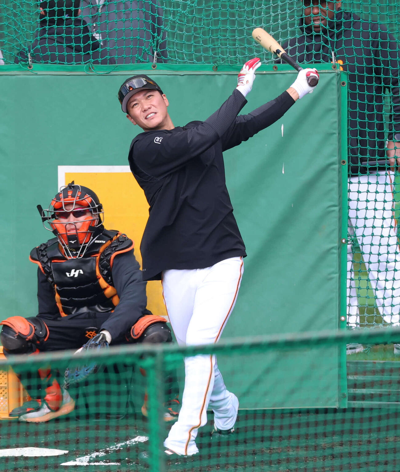 フリー打撃をする巨人坂本勇（撮影・増田悦実）