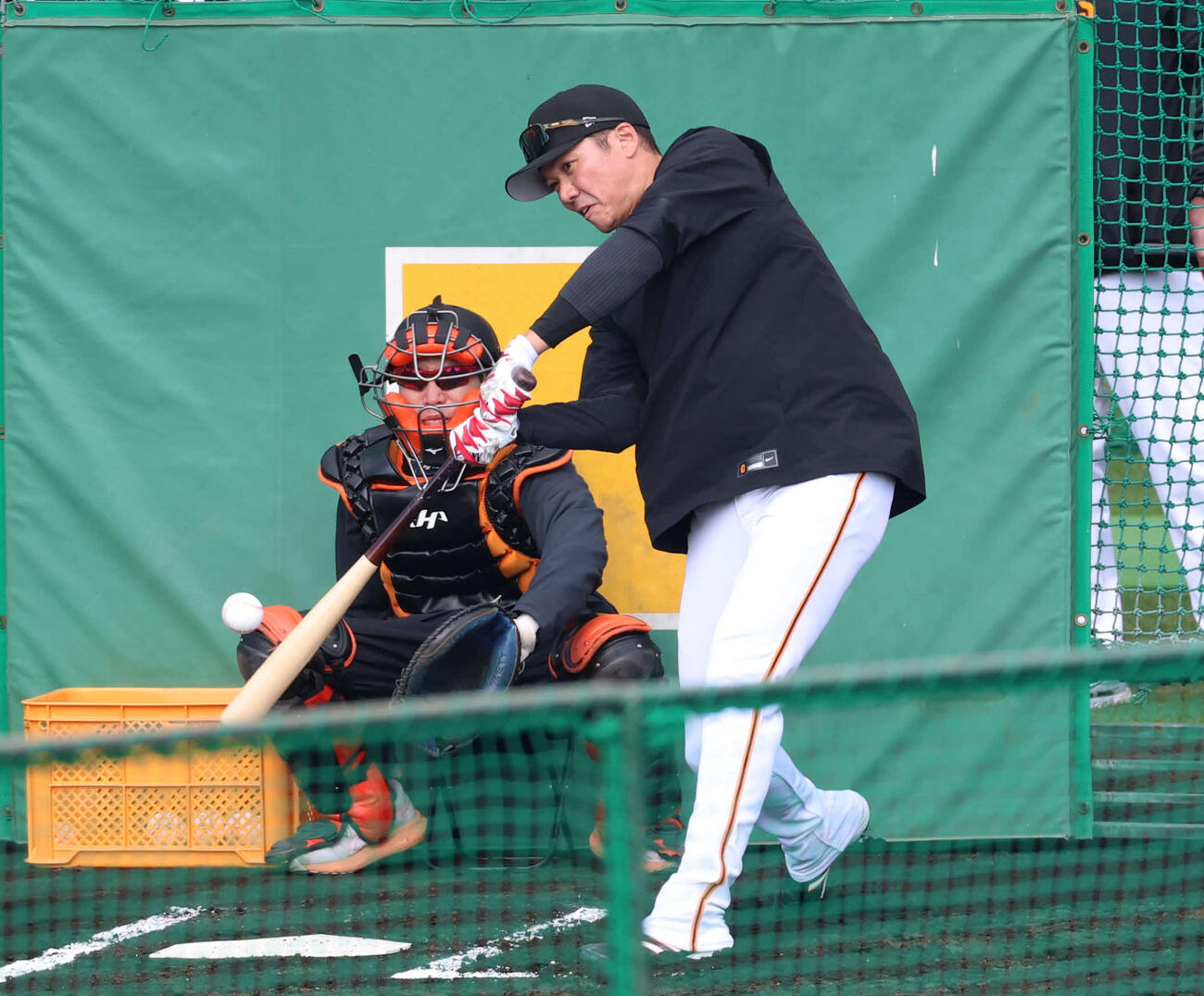 フリー打撃をする巨人坂本勇（撮影・増田悦実）