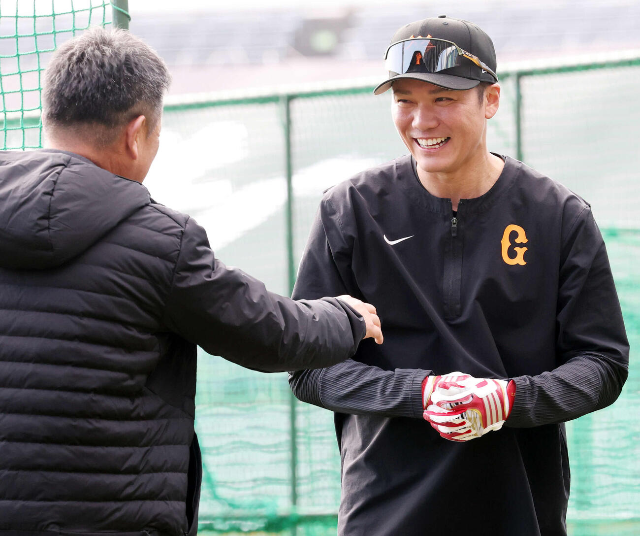 視察に訪れた谷繁元信氏（左）と笑顔であいさつする巨人坂本勇（撮影・浅見桂子）