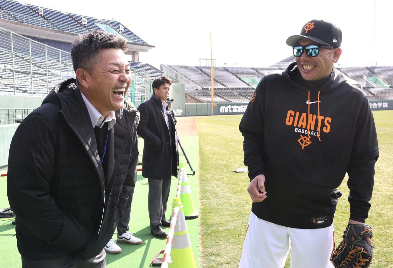 視察に訪れた谷繁元信氏(左)と談笑する巨人阿部慎之助監督(撮影・浅見桂子)