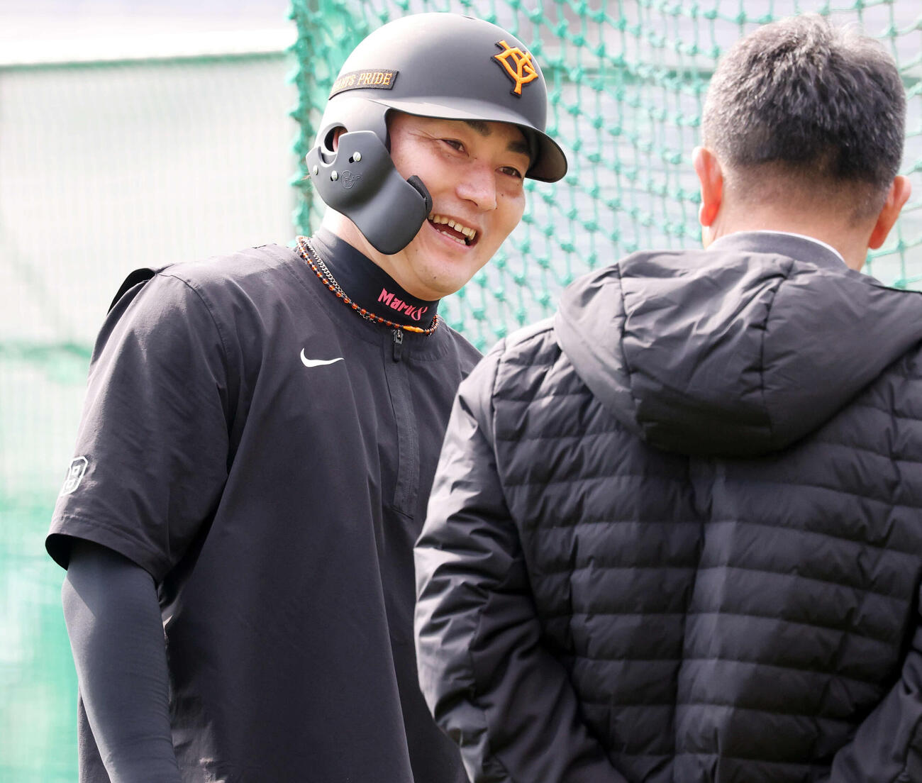 視察に訪れた谷繁元信氏（手前）と笑顔であいさつする巨人丸（撮影・浅見桂子）