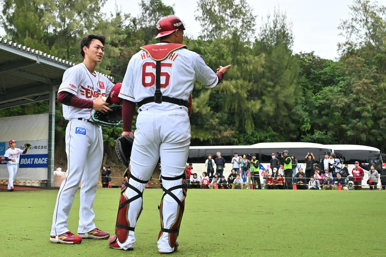 ファンに見守られブルペンの投球練習を終えた楽天藤原（左）（撮影・滝沢徹郎）