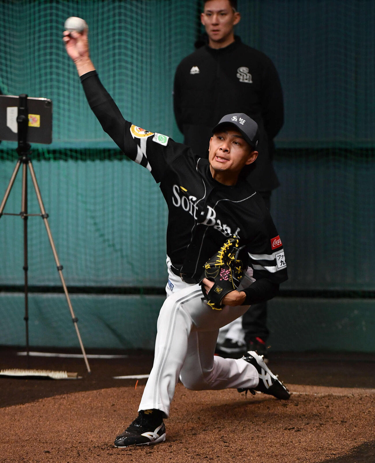 ブルペンで投げ込むソフトバンク徐（撮影・岩下翔太）