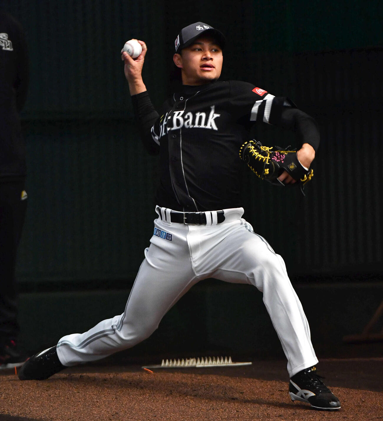 ブルペンで投げ込むソフトバンク徐（撮影・岩下翔太）