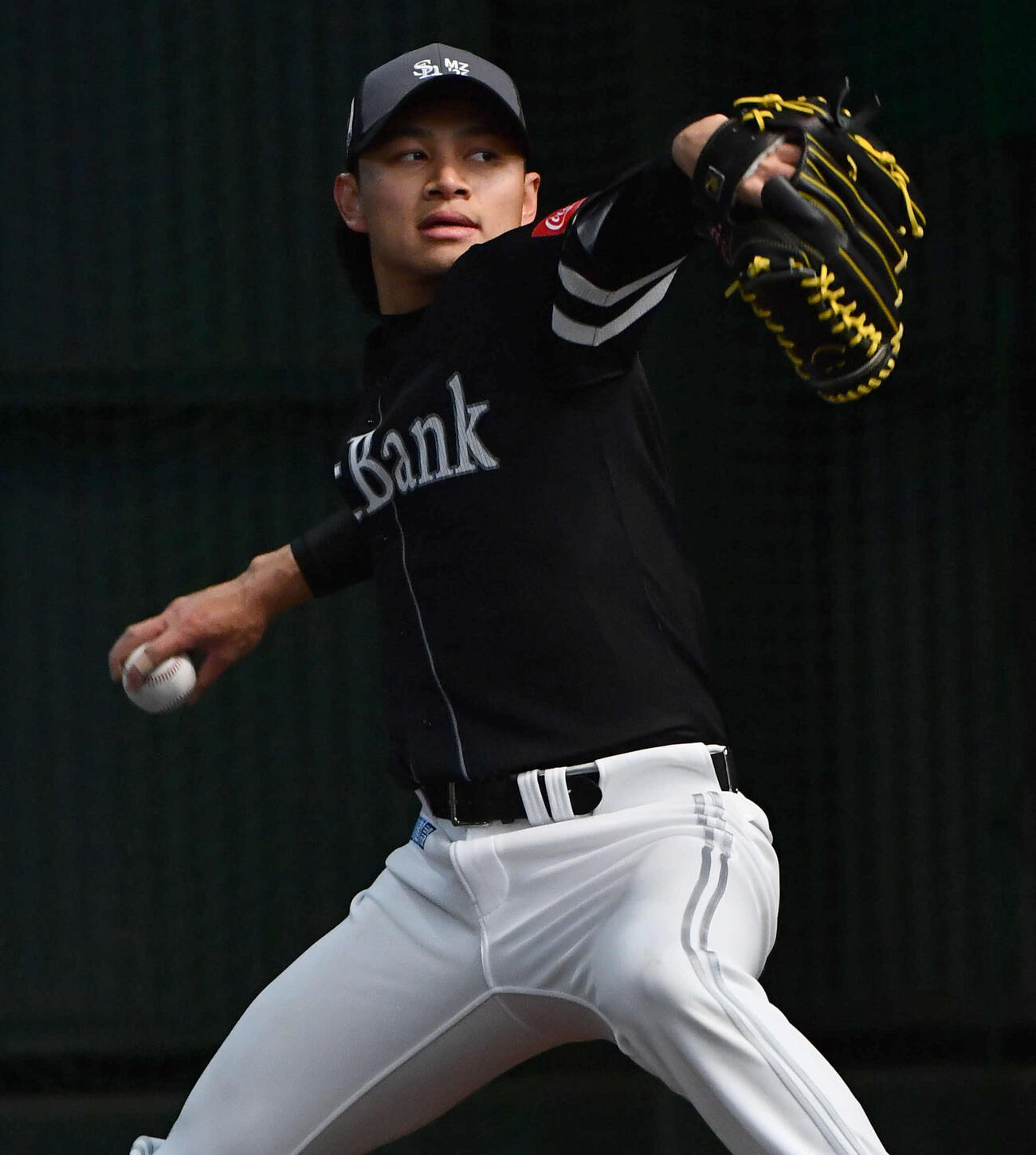 ブルペンで投げ込むソフトバンク徐（撮影・岩下翔太）