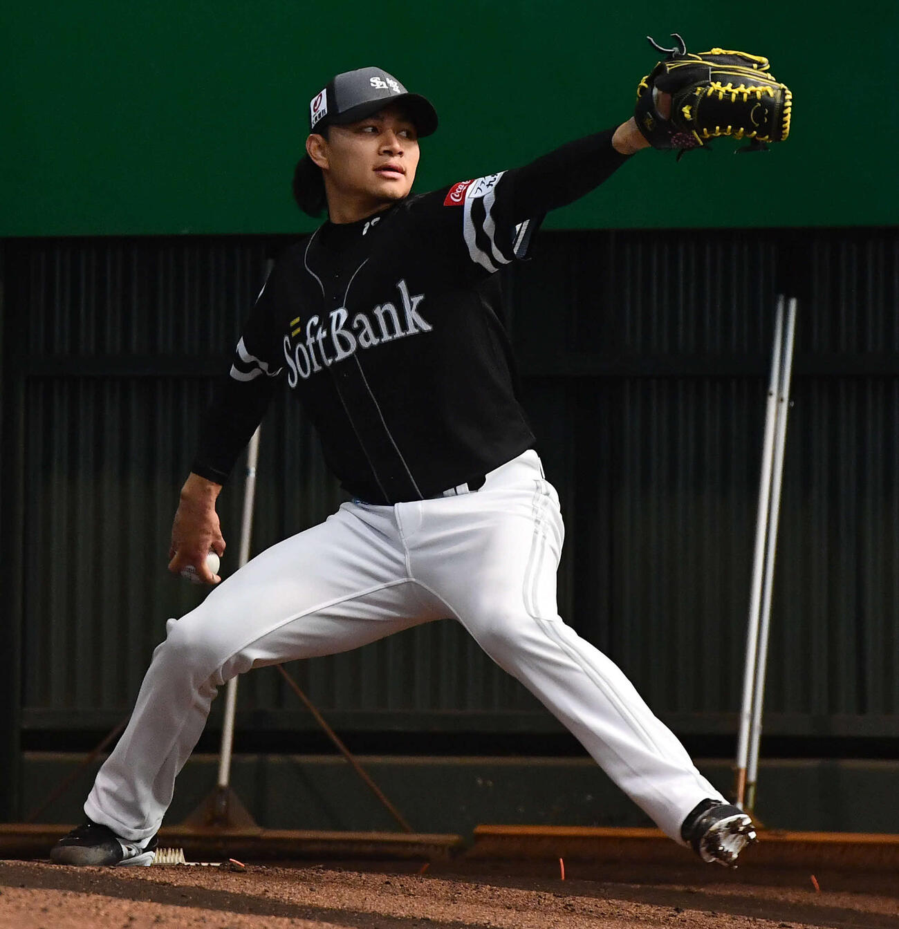 ブルペンで投げ込むソフトバンク徐（撮影・岩下翔太）