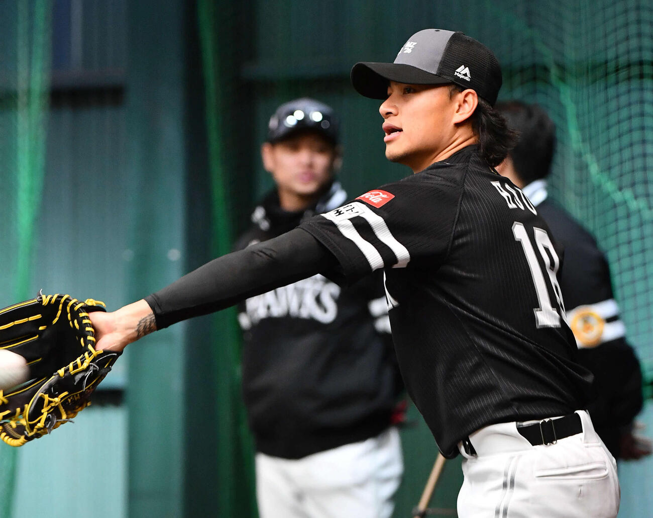 ブルペンで投げ込むソフトバンク徐（撮影・岩下翔太）