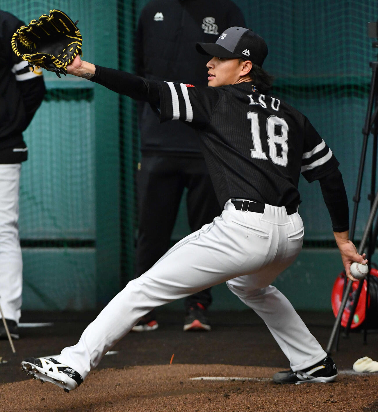 ブルペンで投げ込むソフトバンク徐（撮影・岩下翔太）