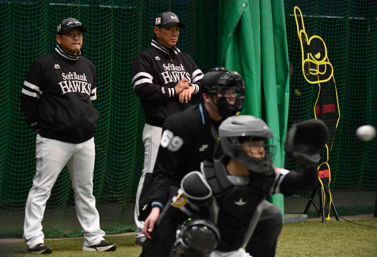 ブルペンで徐の投球を見つめる倉野コーチ（左）と小久保監督。捕手は谷川原（撮影・岩下翔太）