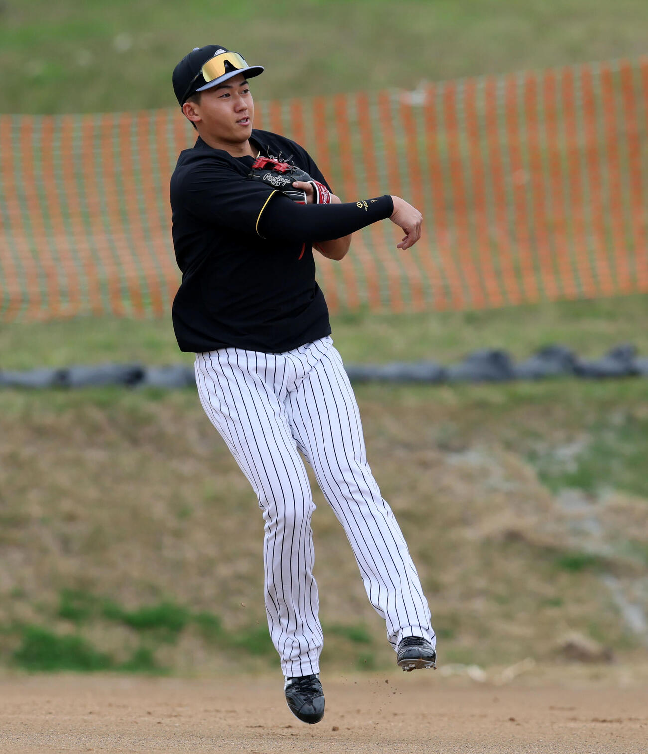 阪神立石はサブグラウンドで初ノックを受ける（撮影・加藤哉）