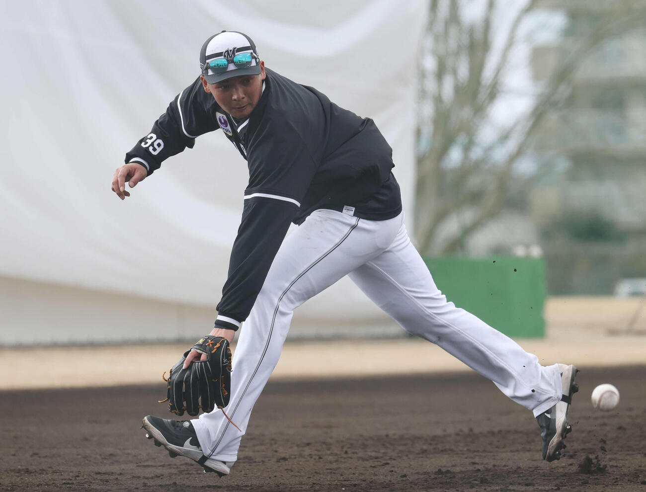 特守を受けるロッテ井上（撮影・宮地輝）