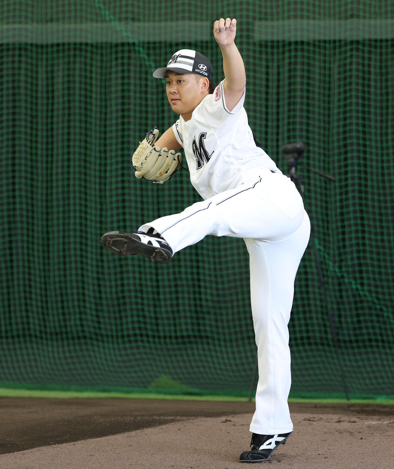 ブルペンで投球するロッテ鈴木（撮影・宮地輝）