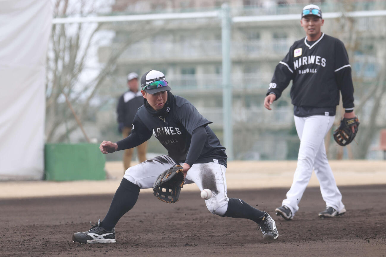 特守を受けるロッテ上田。右は井上（撮影・宮地輝）