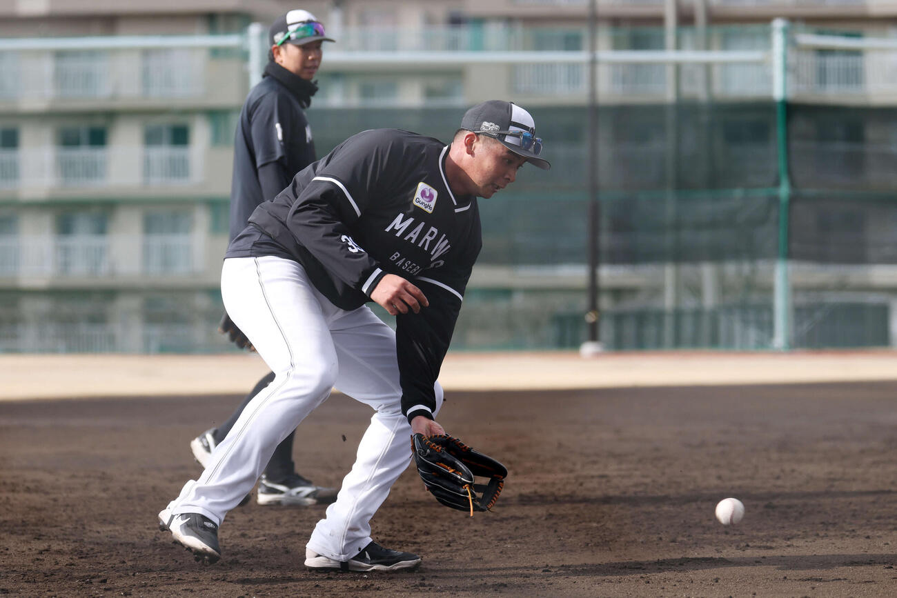 特守を受けるロッテ井上。後方は上田（撮影・宮地輝）